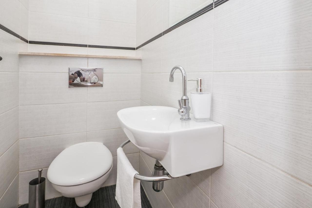 3-Bedroom Sea View Apartment - Balcony, Elevator - Spinut, Split Zewnętrze zdjęcie