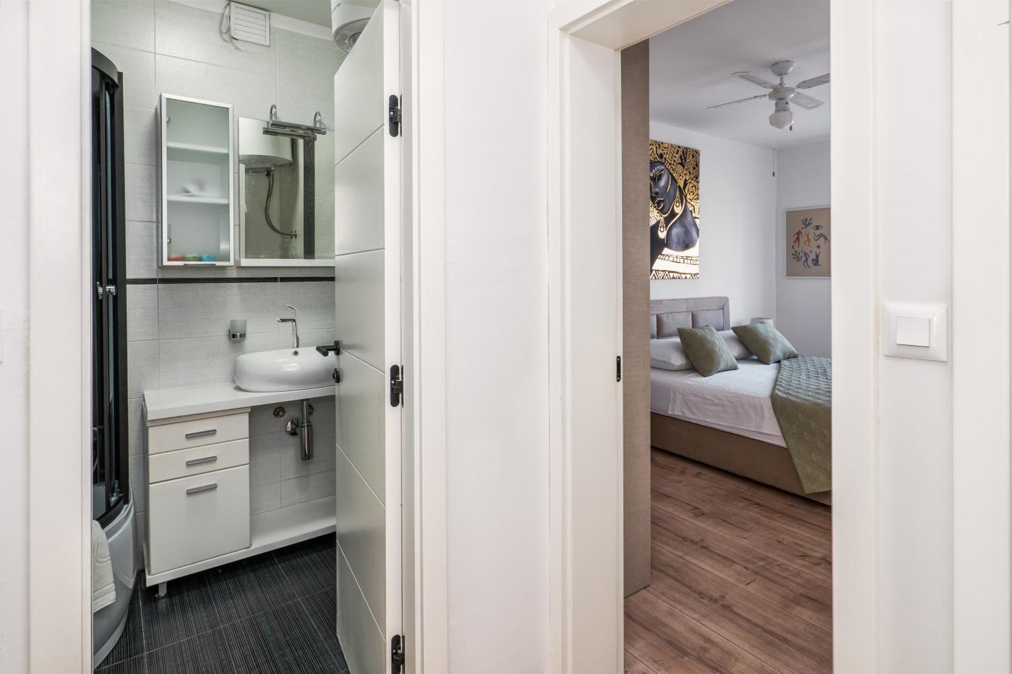 3-Bedroom Sea View Apartment - Balcony, Elevator - Spinut, Split Zewnętrze zdjęcie